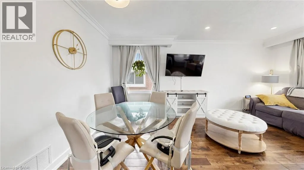 33 NEAPOLITAN Drive