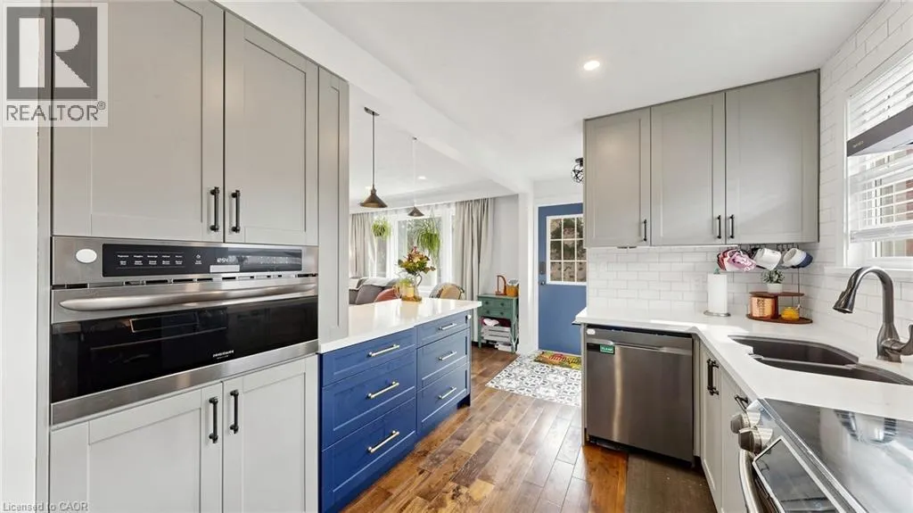 33 NEAPOLITAN Drive
