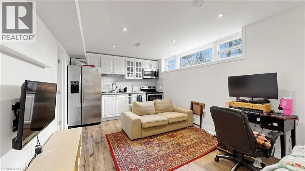 33 NEAPOLITAN Drive