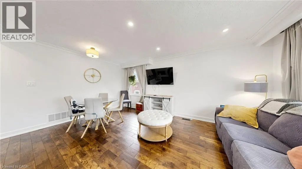 33 NEAPOLITAN Drive