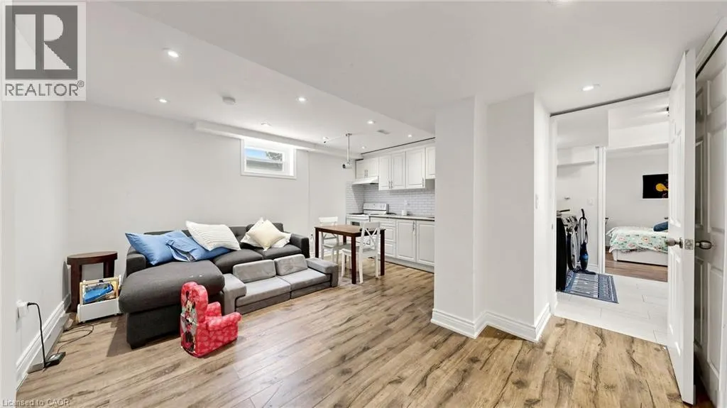 33 NEAPOLITAN Drive