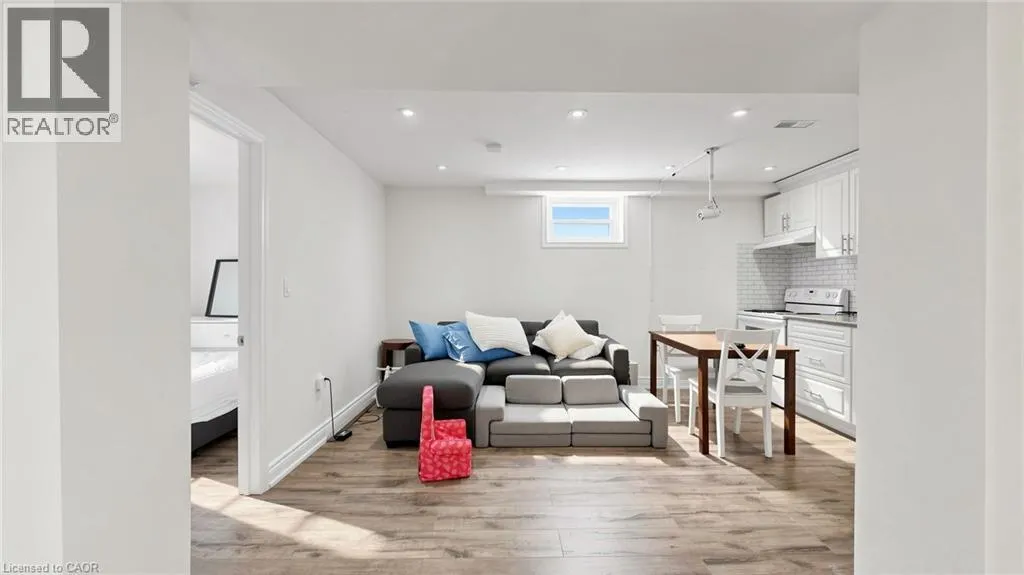 33 NEAPOLITAN Drive
