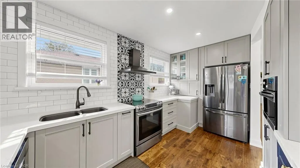 33 NEAPOLITAN Drive