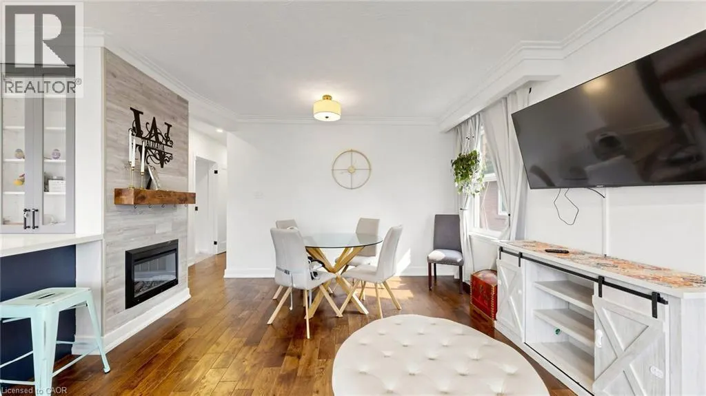 33 NEAPOLITAN Drive
