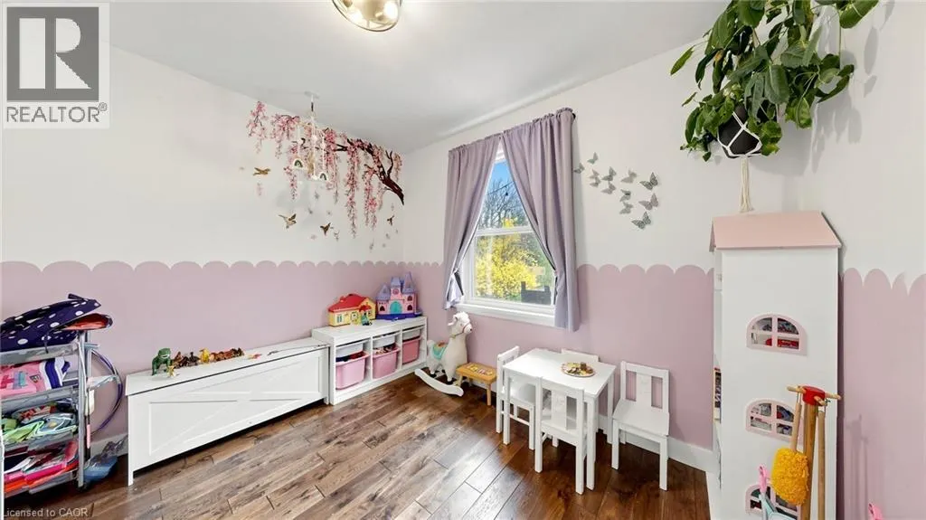 33 NEAPOLITAN Drive