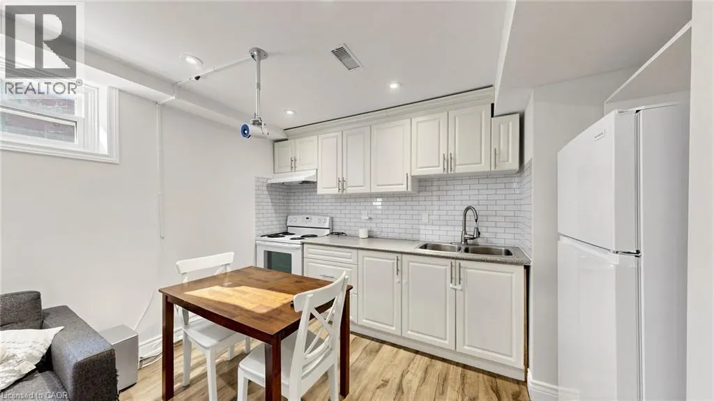 33 NEAPOLITAN Drive