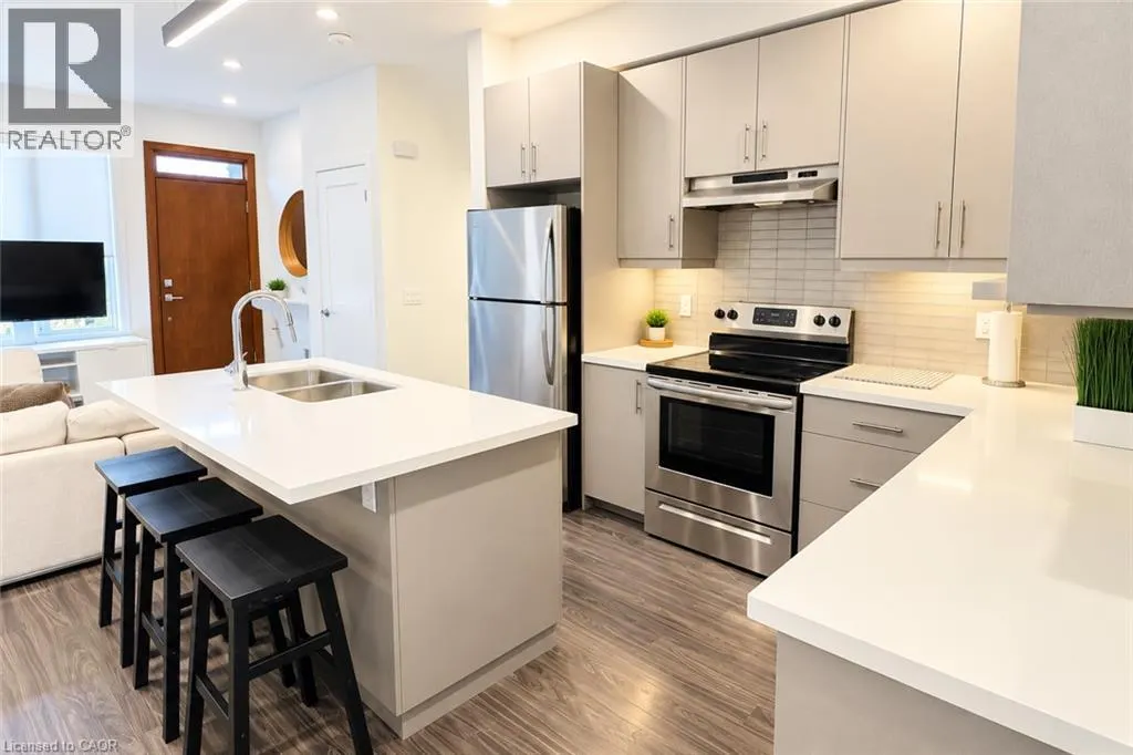 39 ROBINSON Street N Unit# 10 #10