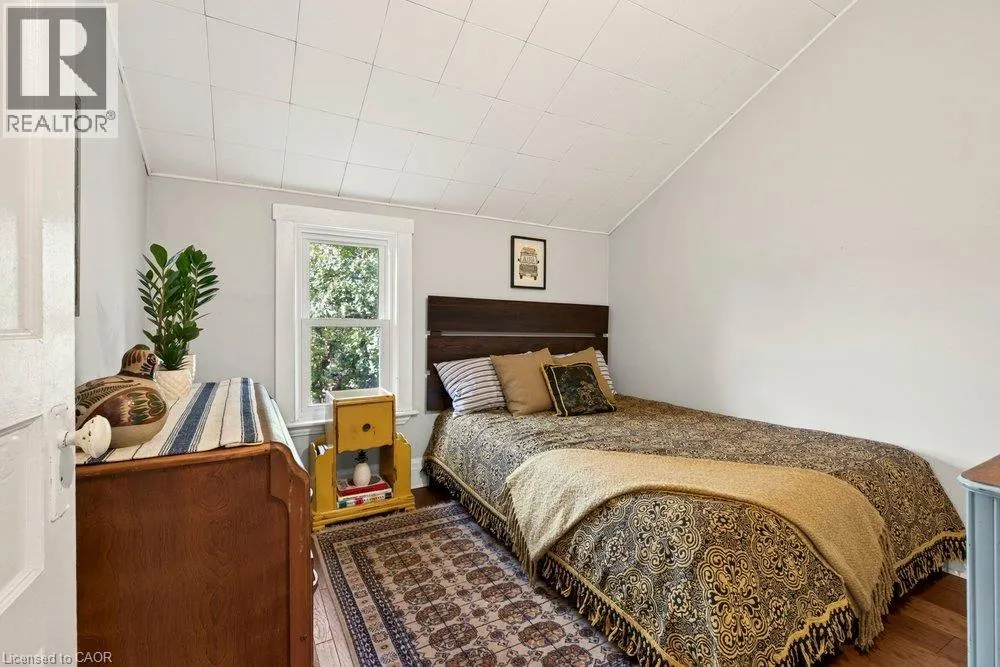 21 BAYFIELD Avenue