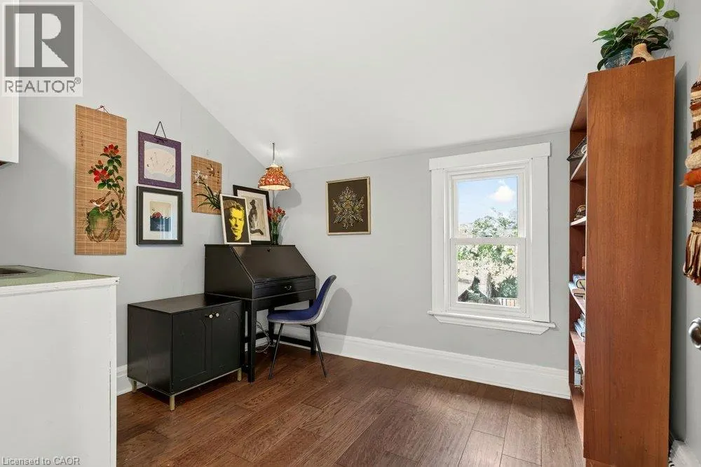 21 BAYFIELD Avenue