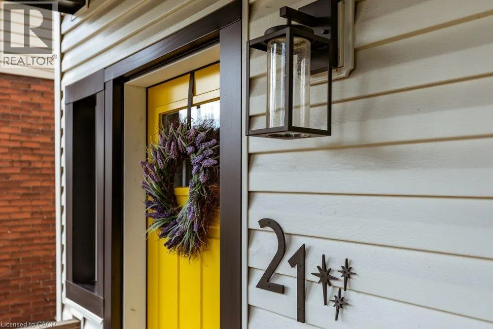 21 BAYFIELD Avenue