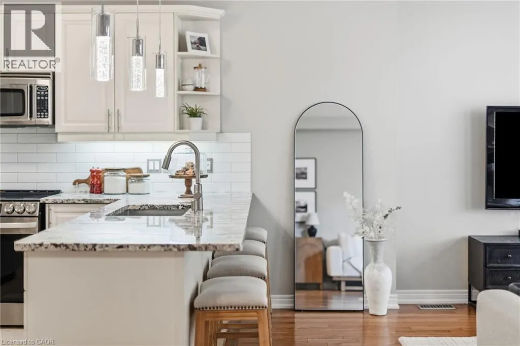 8 GOLDENVIEW Court