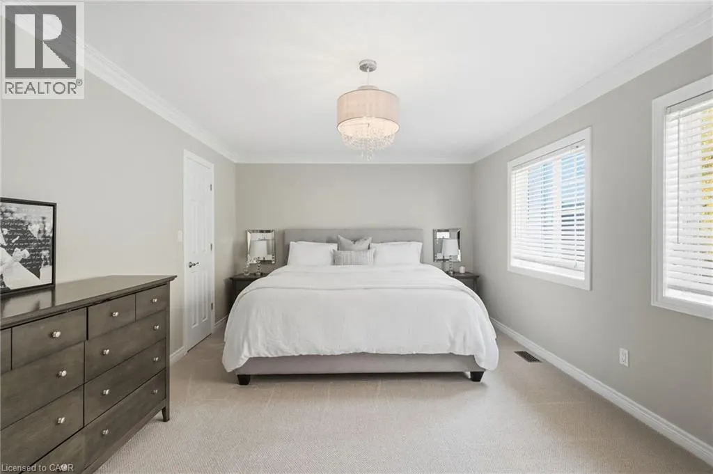8 GOLDENVIEW Court