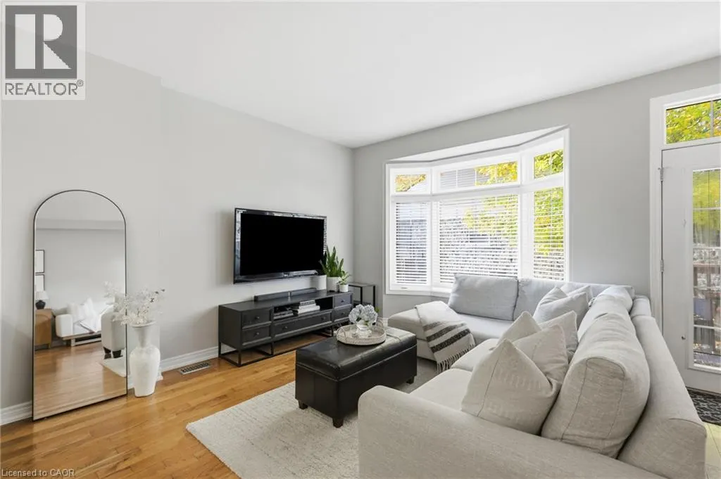 8 GOLDENVIEW Court