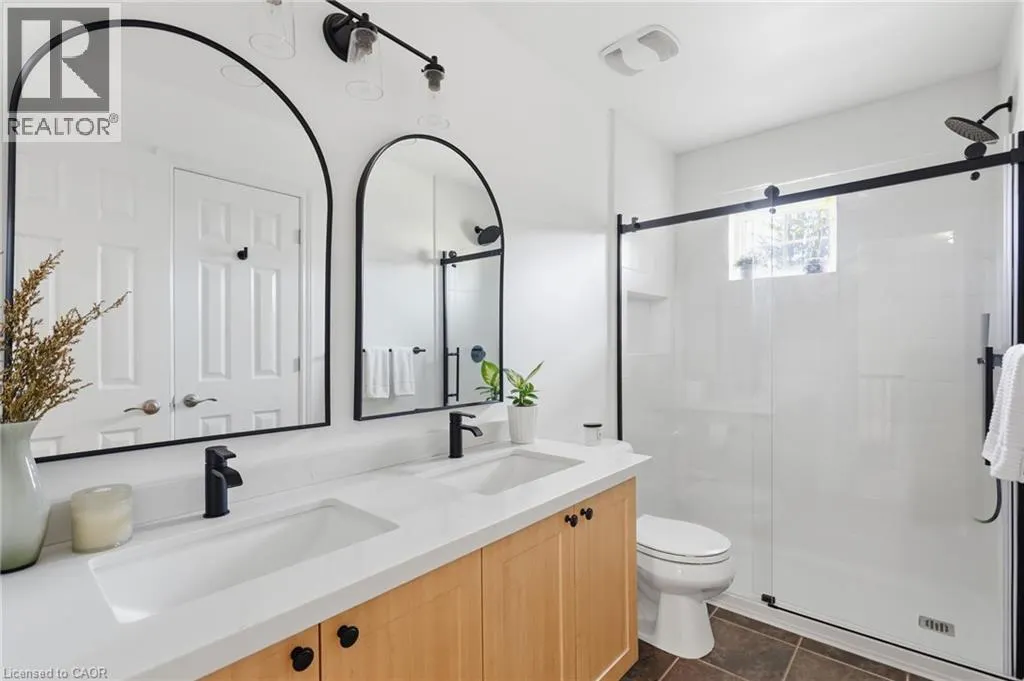 8 GOLDENVIEW Court