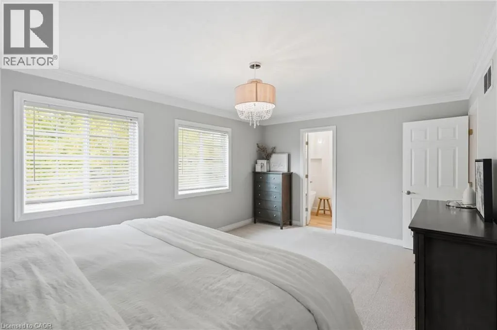 8 GOLDENVIEW Court