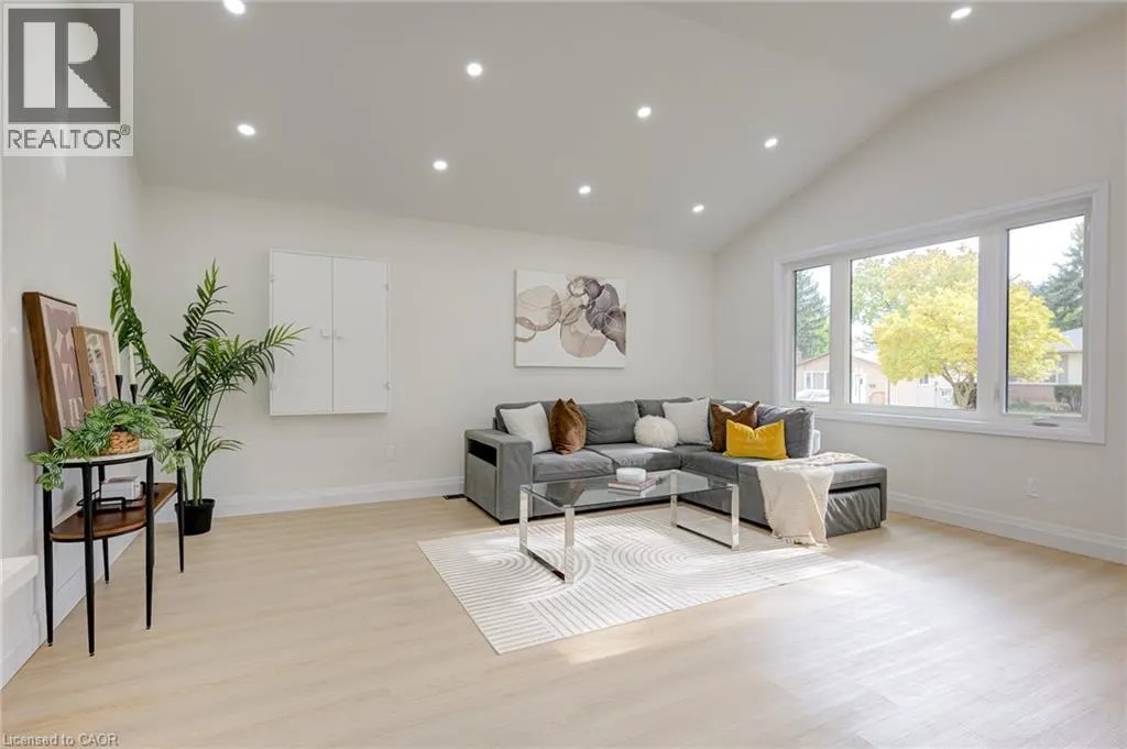 6 HILLSIDE Drive
