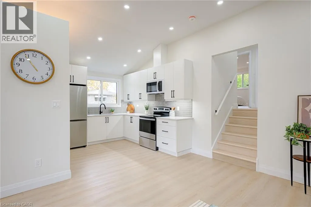 6 HILLSIDE Drive