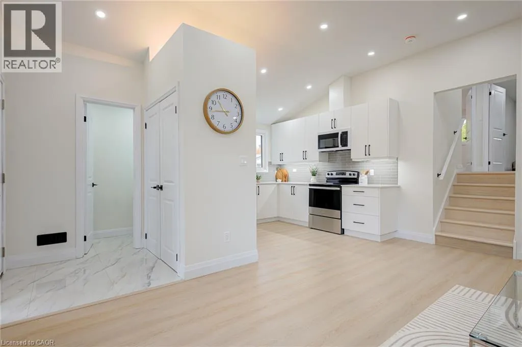 6 HILLSIDE Drive