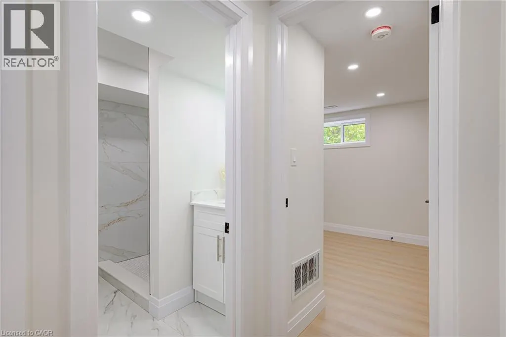 6 HILLSIDE Drive