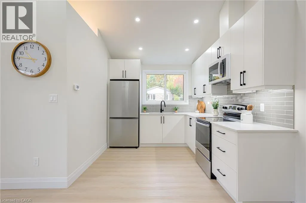 6 HILLSIDE Drive