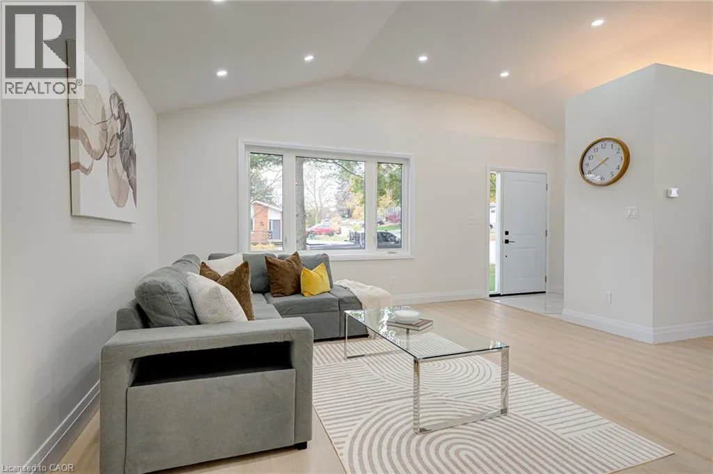 6 HILLSIDE Drive