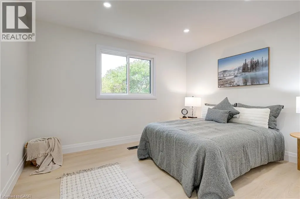 6 HILLSIDE Drive