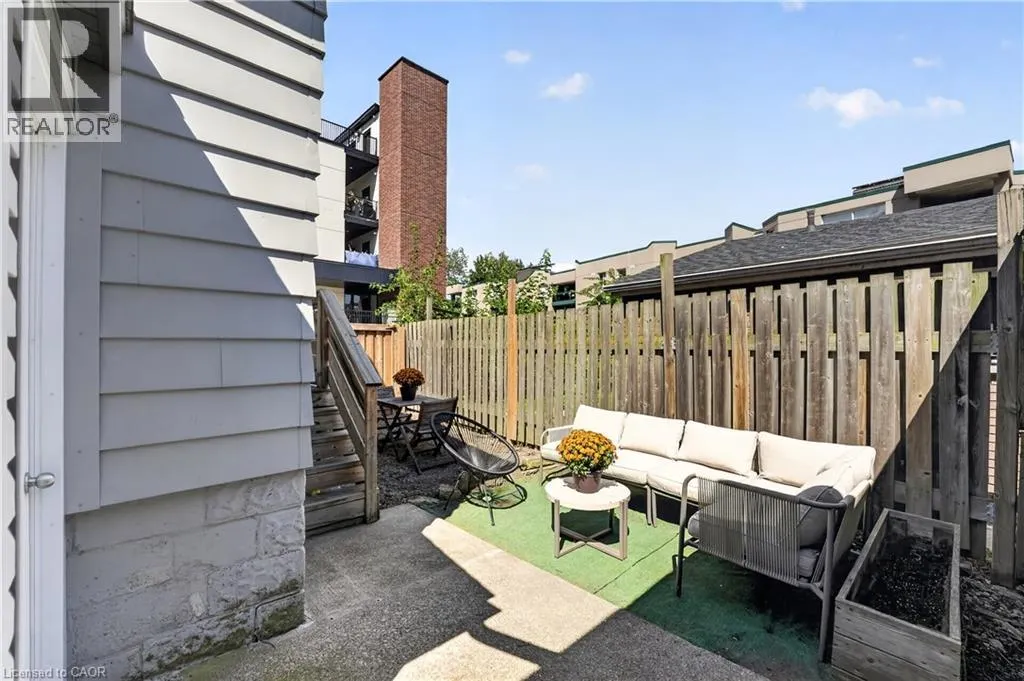 225 CHARLTON Avenue E