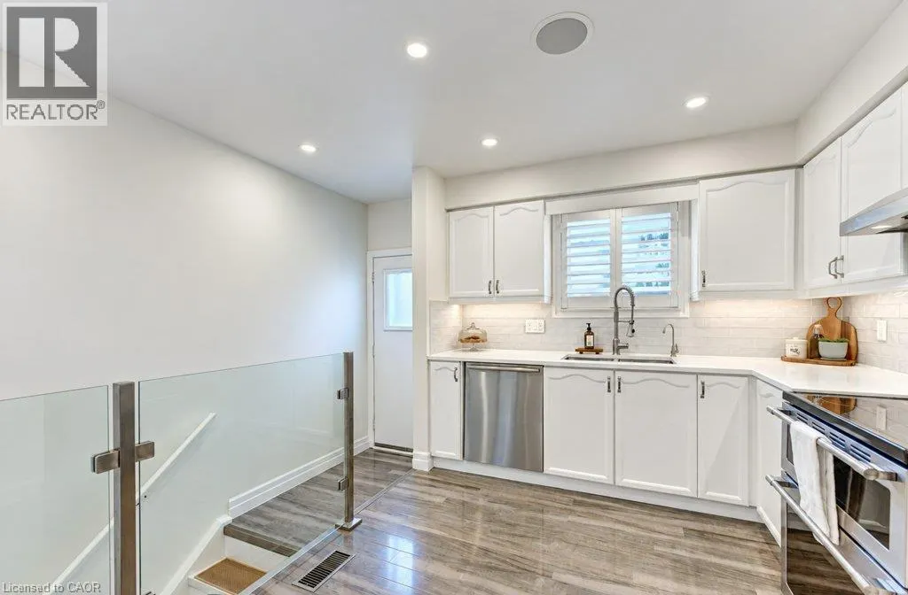 206 TAGGE Crescent
