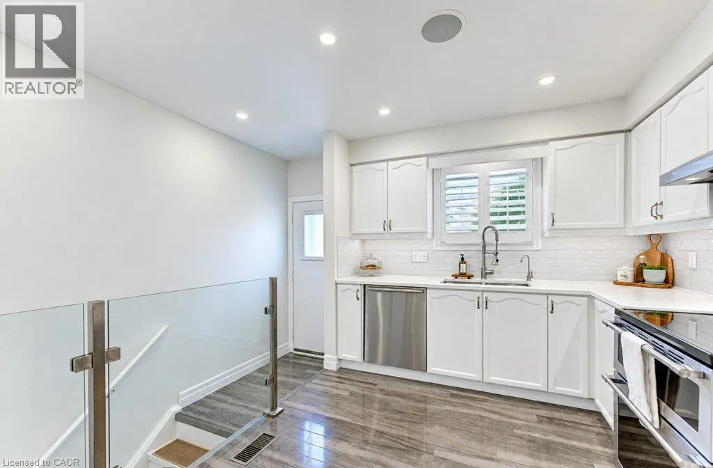 206 TAGGE Crescent