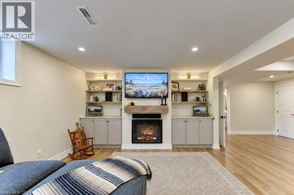 206 TAGGE Crescent