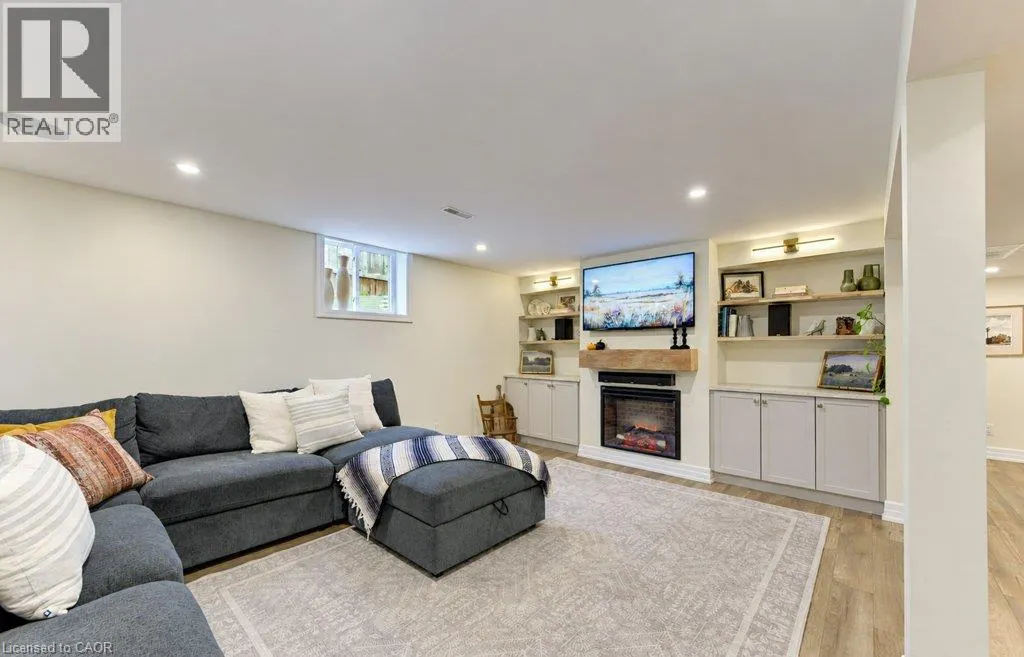 206 TAGGE Crescent