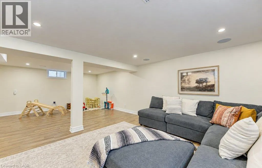 206 TAGGE Crescent