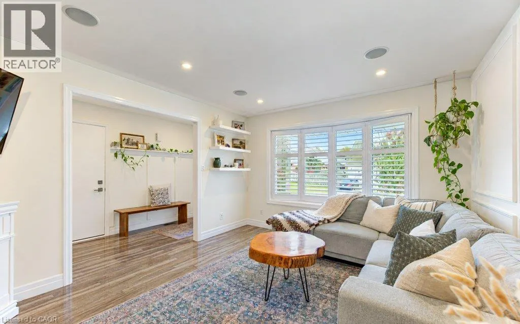 206 TAGGE Crescent