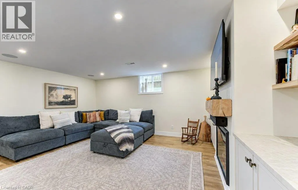 206 TAGGE Crescent