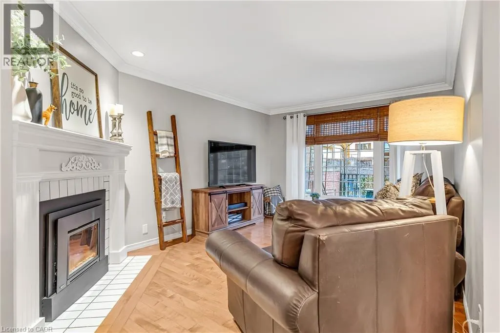 232 KINGSWOOD Drive Unit# 5 #5