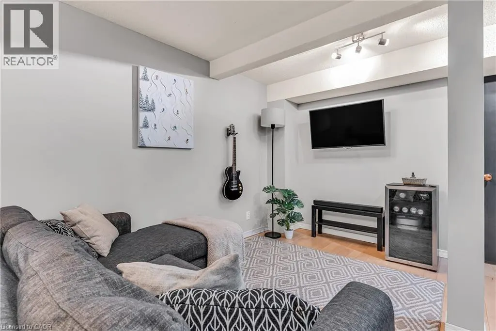 232 KINGSWOOD Drive Unit# 5 #5