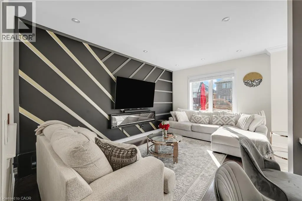 18 AUTUMN ARBOUR Road