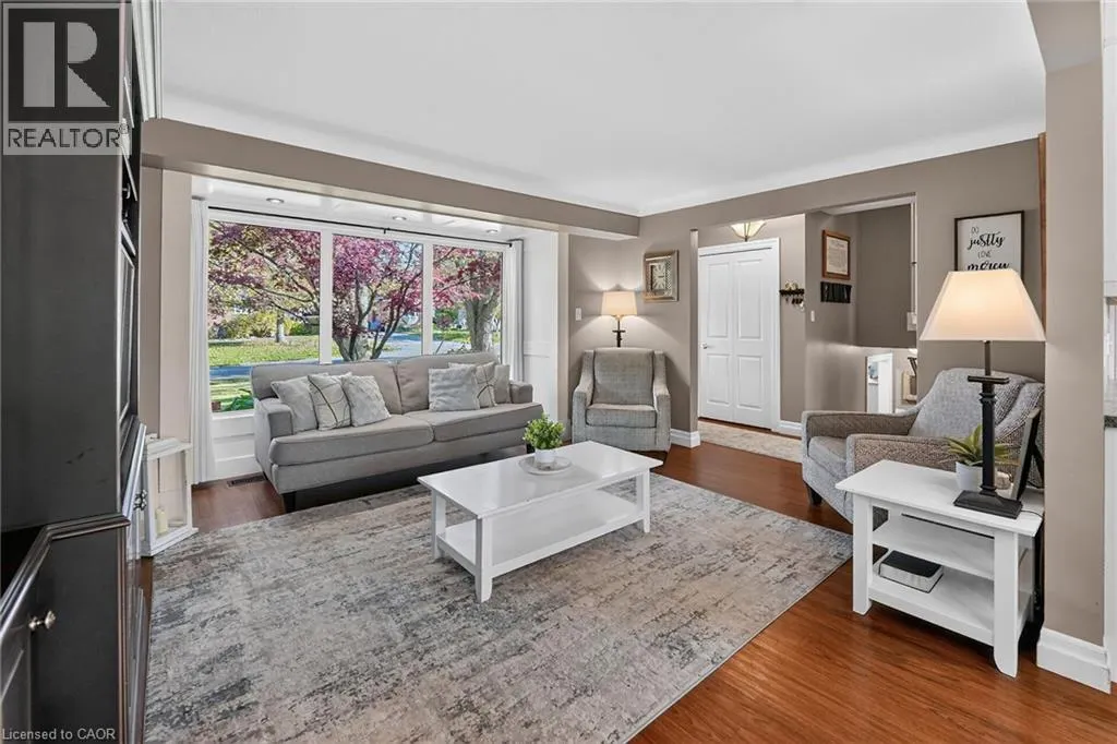 2 PARKDALE Crescent