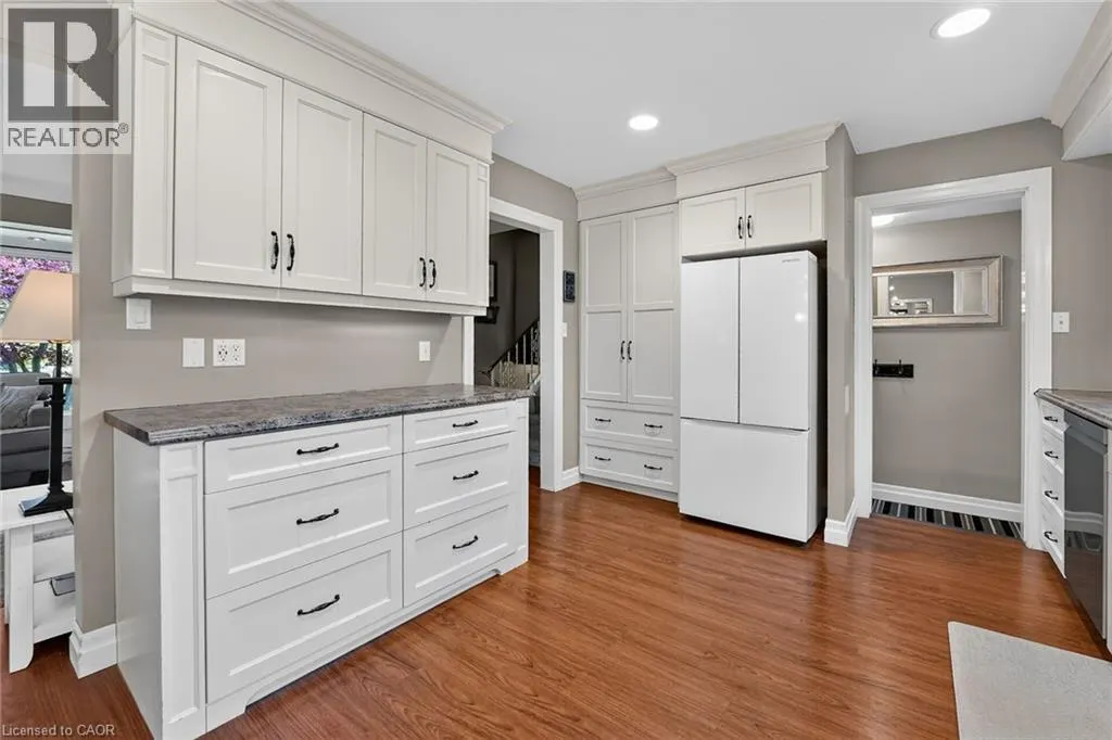 2 PARKDALE Crescent