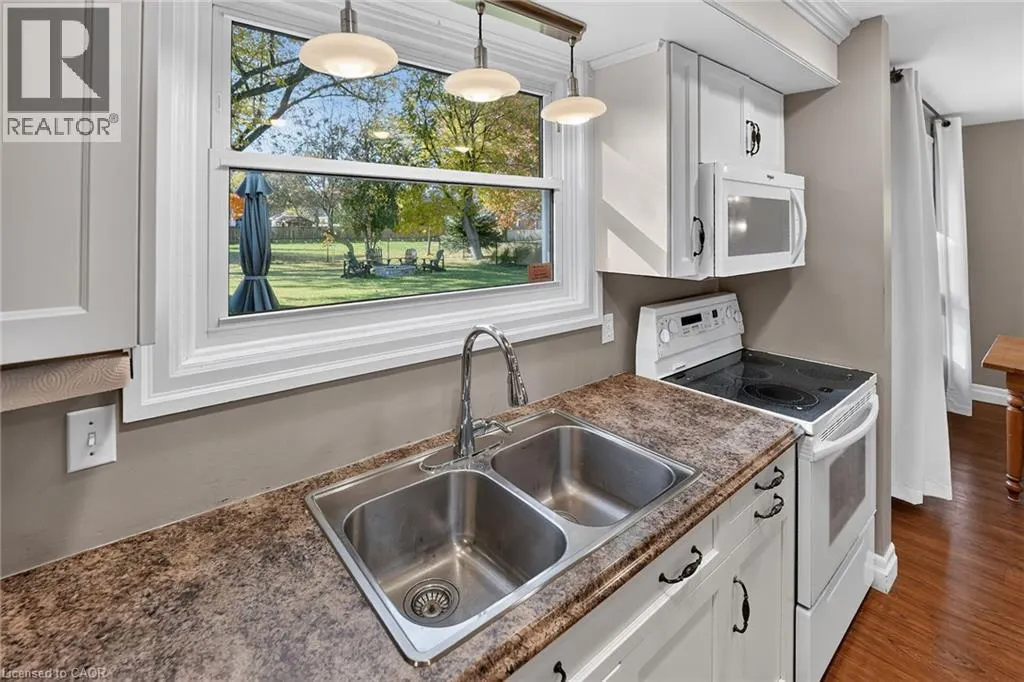 2 PARKDALE Crescent