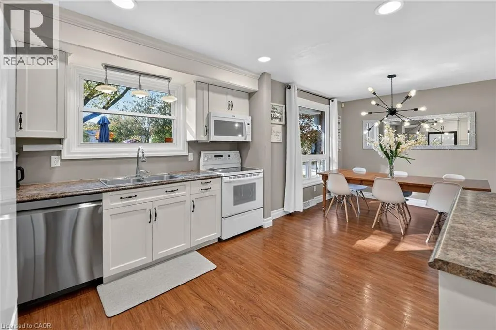 2 PARKDALE Crescent
