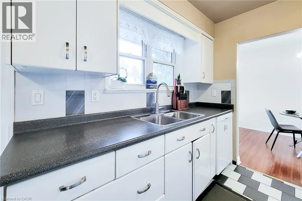 5 LYNFORD Avenue