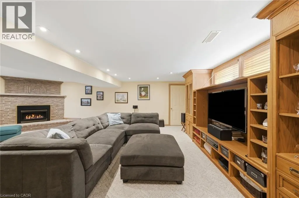 16 REDWOOD Court