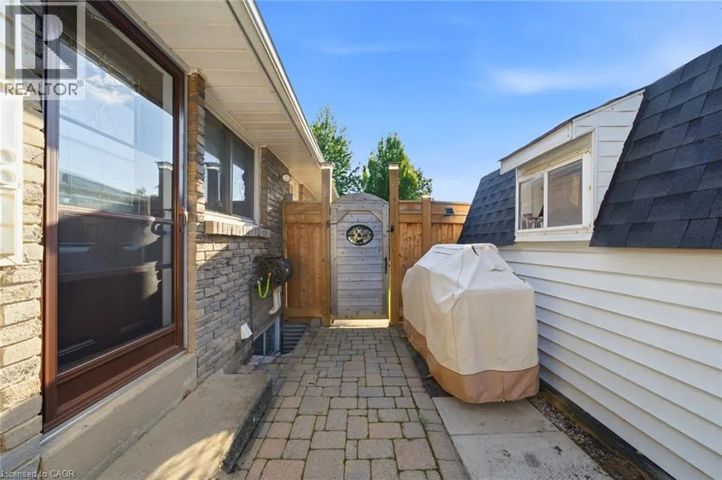 16 REDWOOD Court