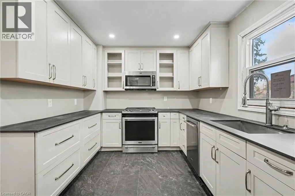 125 E DUFFERIN Street E