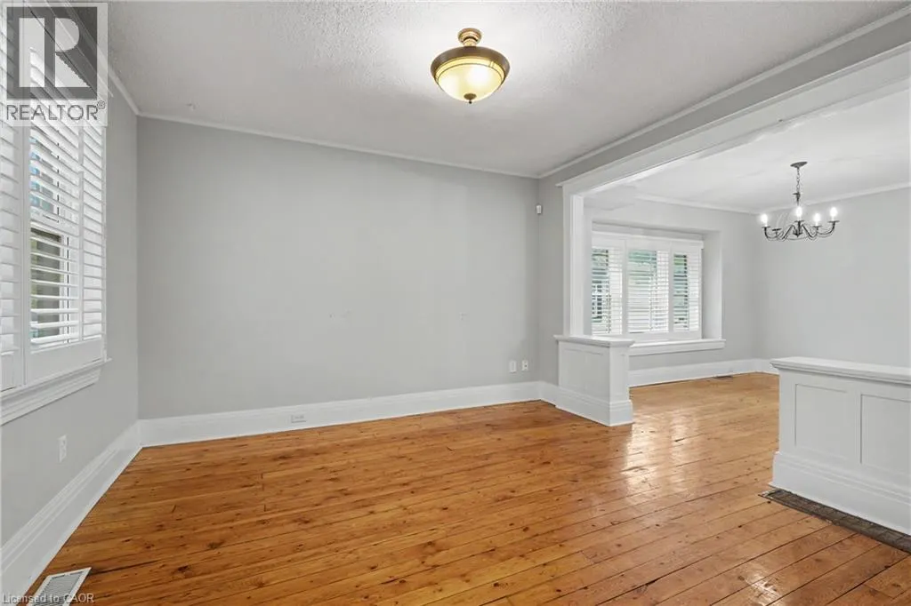 125 E DUFFERIN Street E
