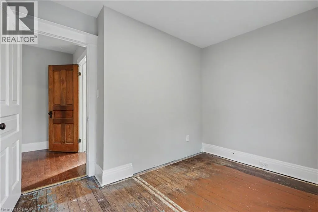125 E DUFFERIN Street E