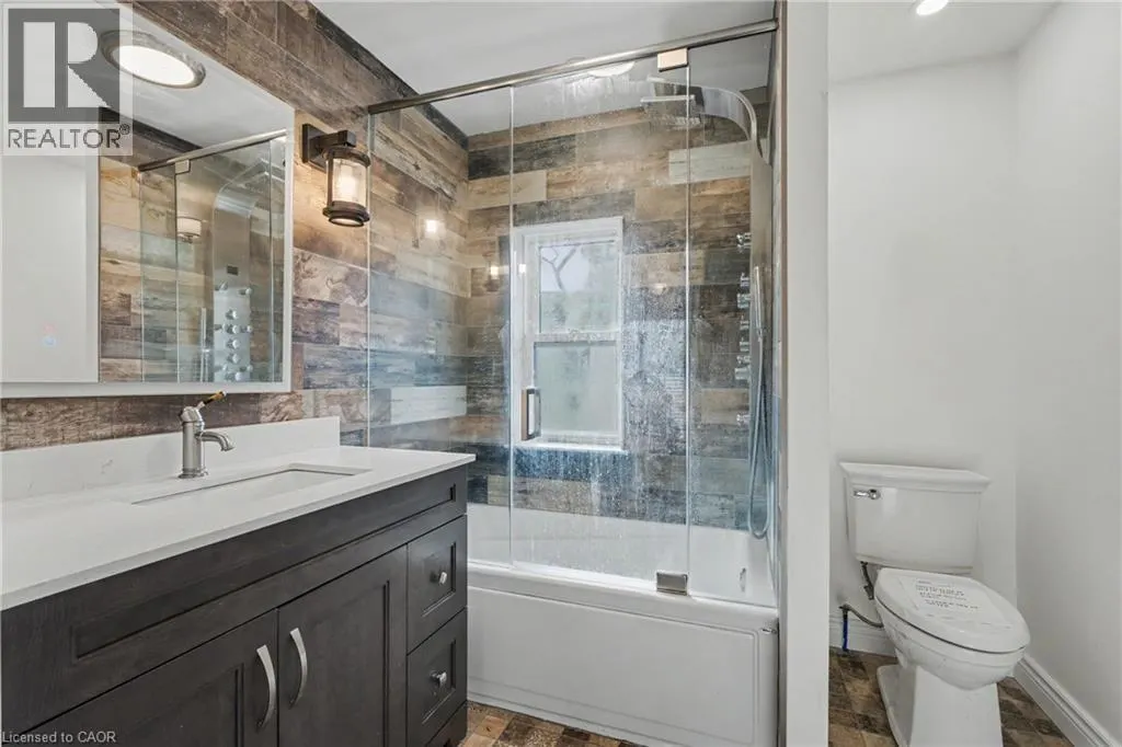 125 E DUFFERIN Street E