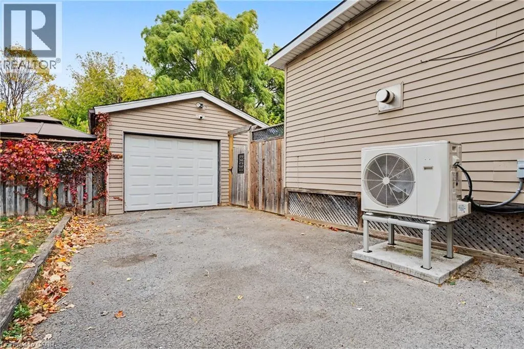 125 E DUFFERIN Street E