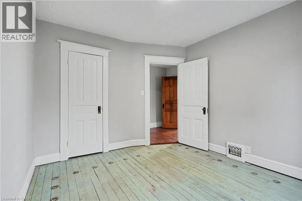 125 E DUFFERIN Street E